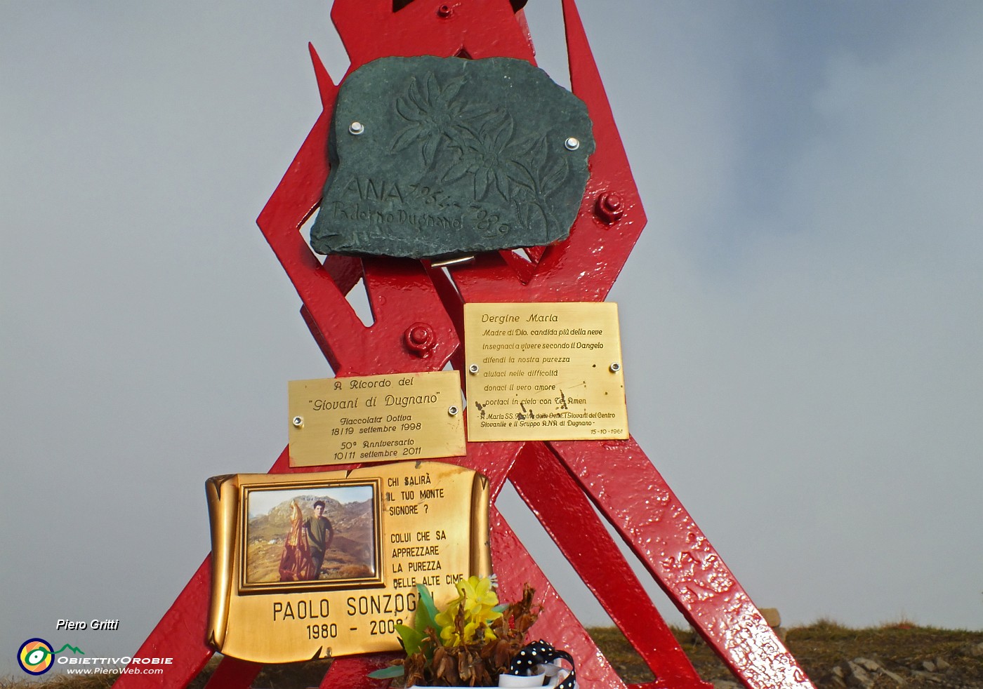 71 Targhe  alla base della Madonnina dell'ANA di Paderno Dugnano.JPG